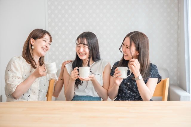 会話を楽しむ女性達